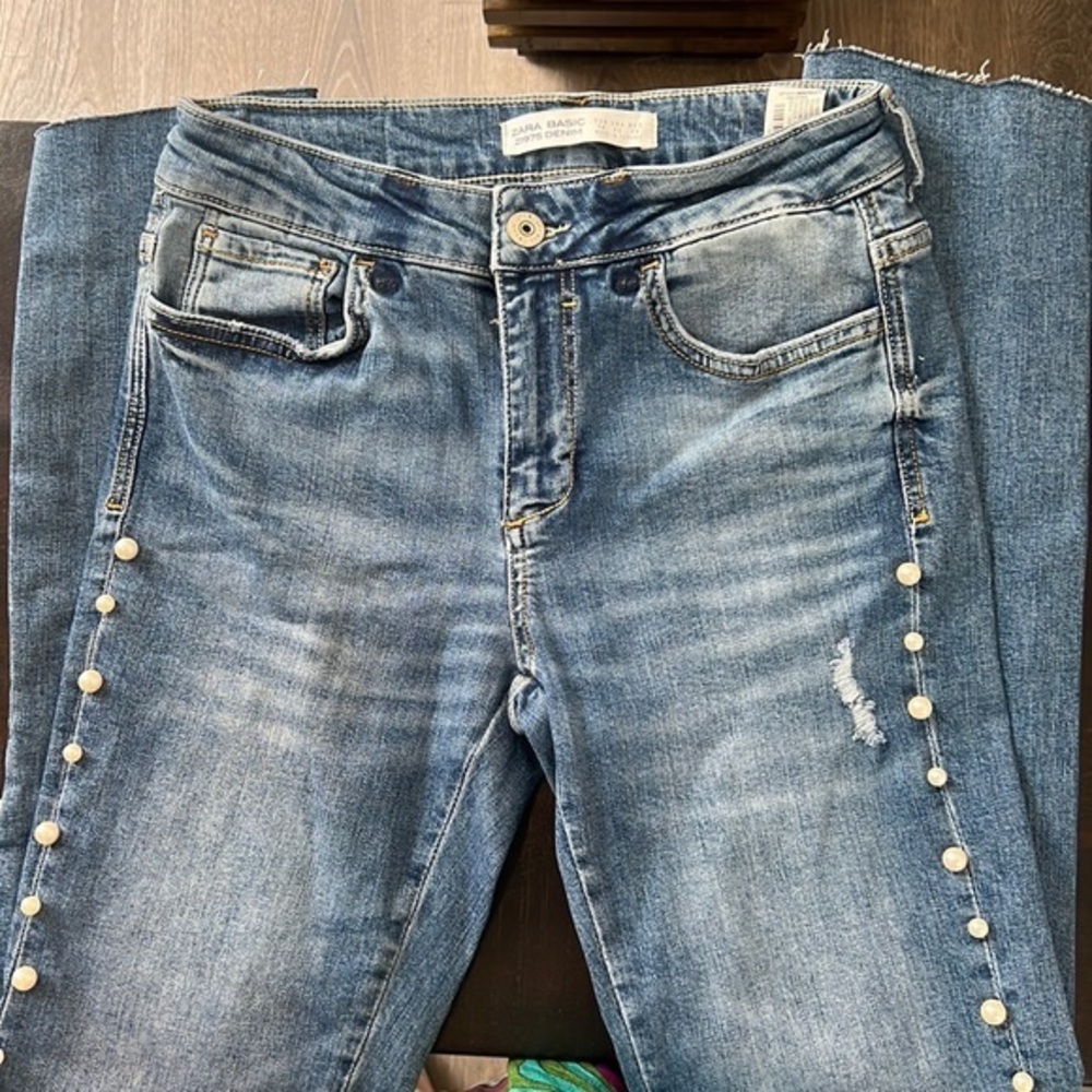 Jean distressed pearls‎ detail